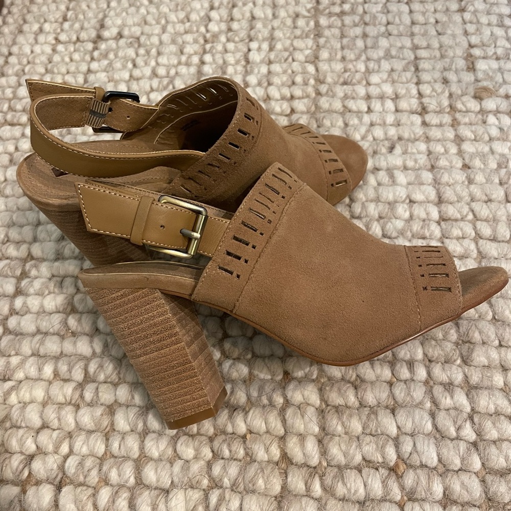 Tahari Maya Peep Toe Sandals Size 7